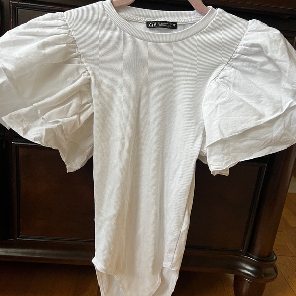 Zara ribbed, ruffled, short sleeved bodysuit - Picture 1 of 2
